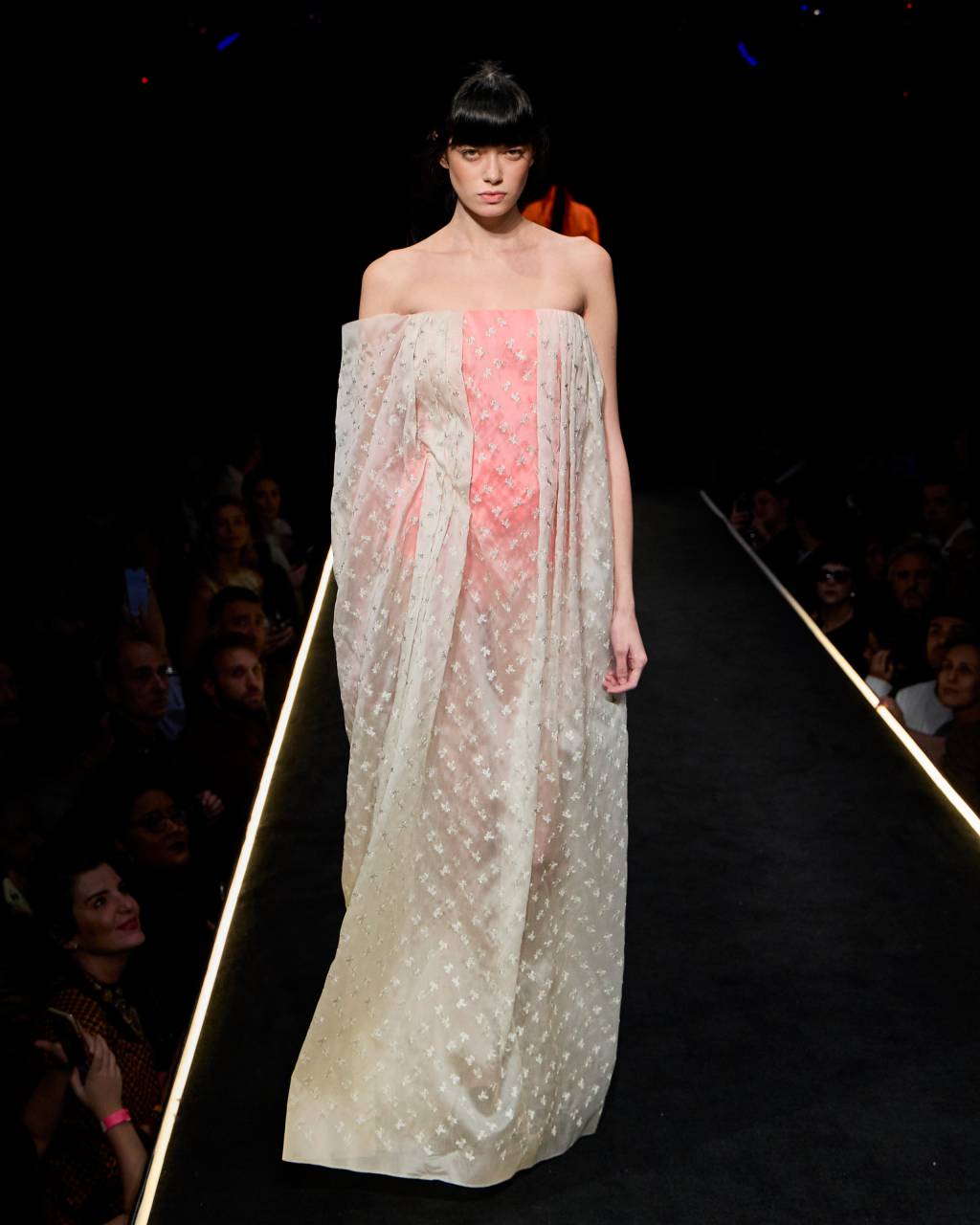 HERCHCOVITCH; ALEXANDREInverno Primavera 2025SPFW n59foto: Zé Takahashi Modelo em vestido longo branco com tom rosa por baixo