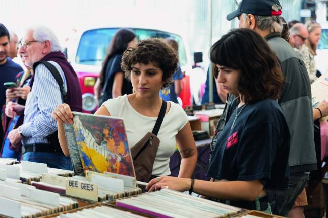 Geração Z adota câmeras, vinis e cartas em busca de experiências mais pessoais e menos telas