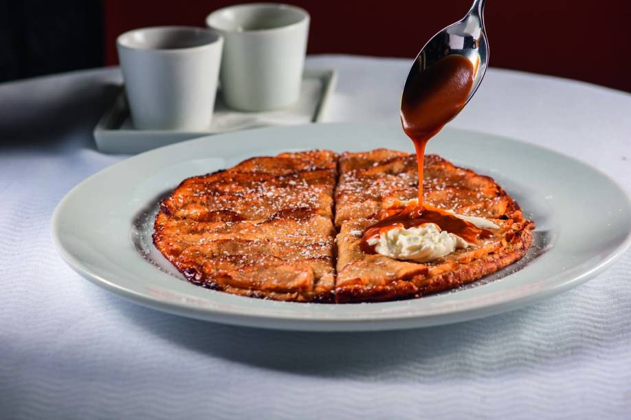 L'Avenue: torta de maçã com lâminas da fruta em disco de massa folhada L'Avenue: torta de maçã com lâminas da fruta em disco de massa folhada