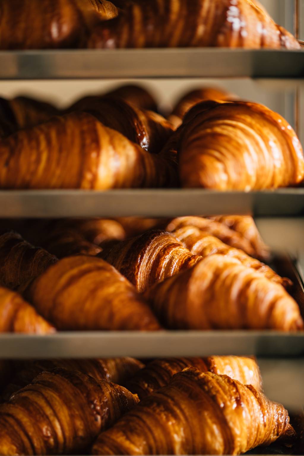 Mirá Padaria – crédito Breno da Matta Divulgação (1) Croissants em cima de prateleira de metal