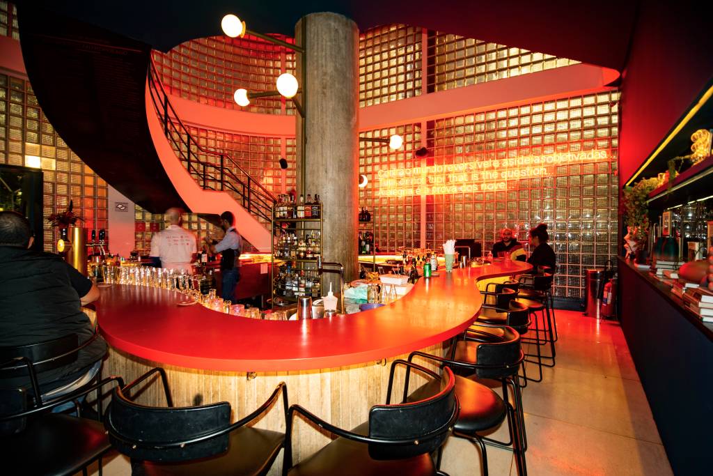 RIVIERA BAR Bar todo com decoração vermelha e balcão