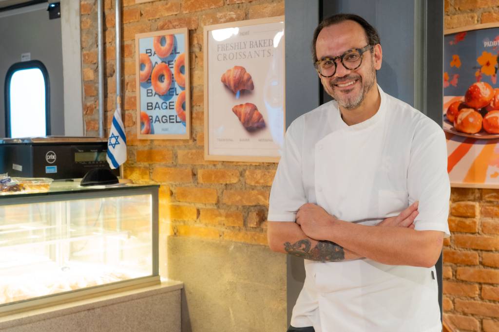 Ramiro Bertassin- Chef Padavi Homem sorrindo com braços cruzados