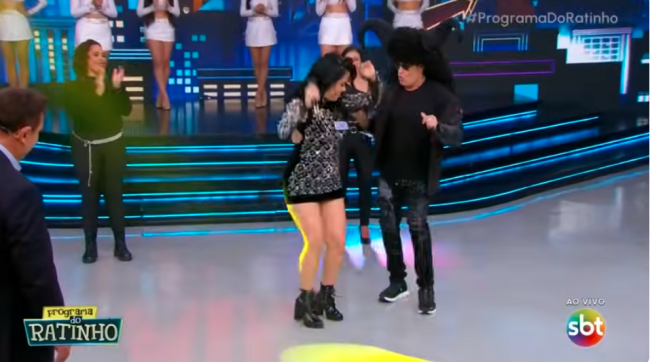 Sérgio-mallandro-em-palco-com-bailarina