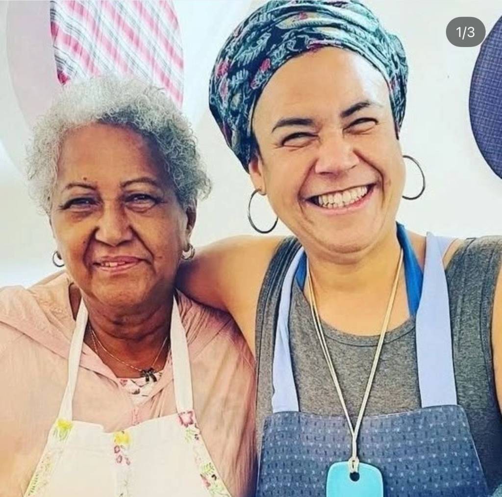 Tanea Romao com a mae Uma senhora idosa com outra mais jovem abraçada a ela