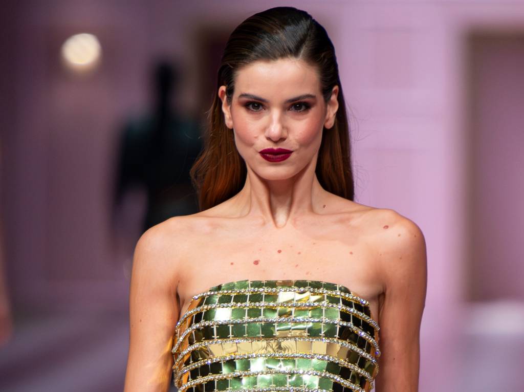 Camila Queiroz será destaque em desfile para 800 convidados