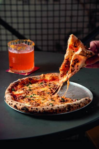 O ambiente reformado: pizzas como a ragùacompanham o Aperol margarita O ambiente reformado: pizzas como a ragùacompanham o Aperol margarita