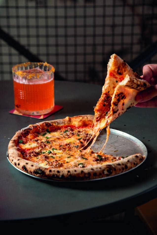 O ambiente reformado: pizzas como a ragùacompanham o Aperol margarita O ambiente reformado: pizzas como a ragùacompanham o Aperol margarita
