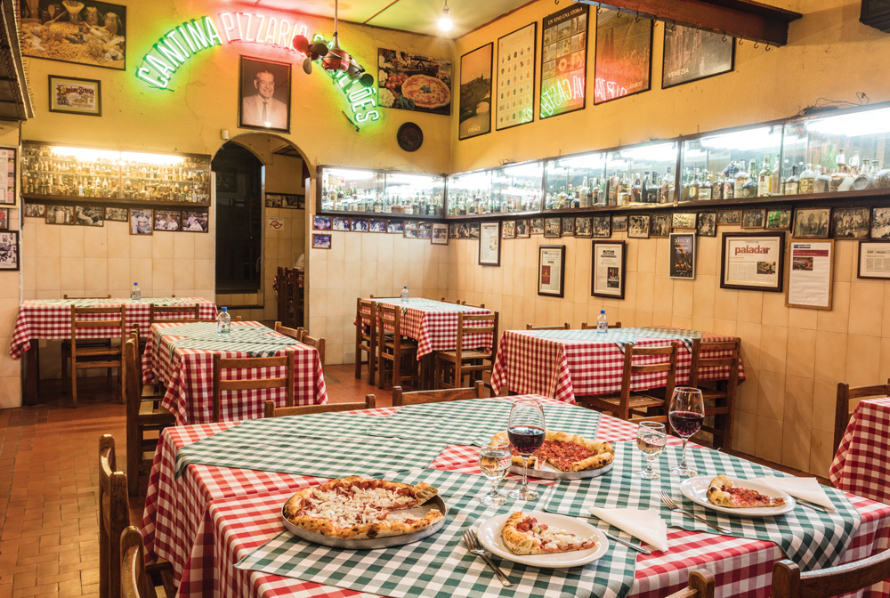 Foto Paulo Vitale Ambiente da pizzaria com mesas e cadeiras