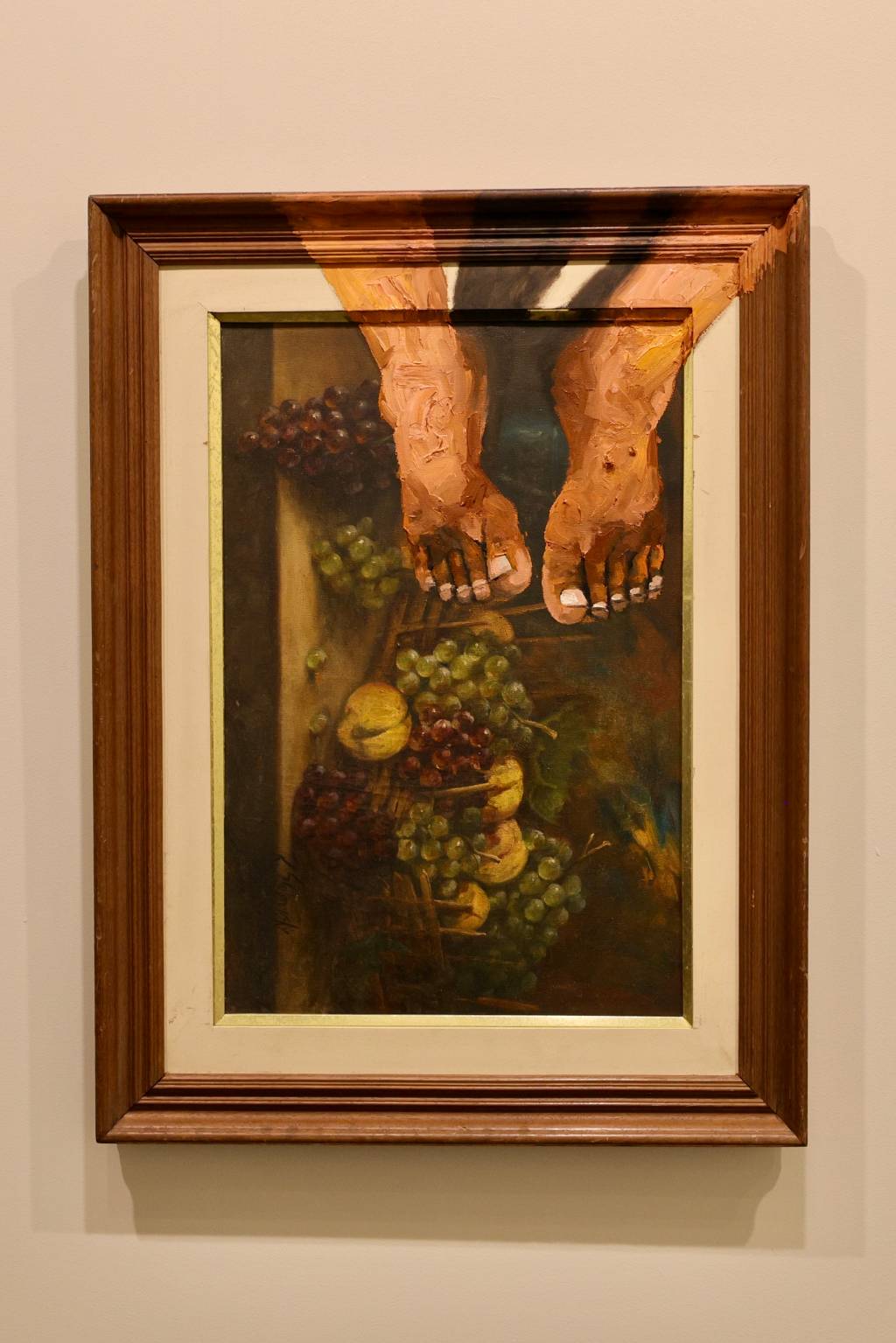 da série Axs Nossxs Filhxs, Natureza Morta, 2025 ÓLEO SOBRE TELA EDIÇÃO_ UNIQUE 81 X 60 CM Quadro com pés no canto, a pintura inclusive na moldura, e frutas abaixo