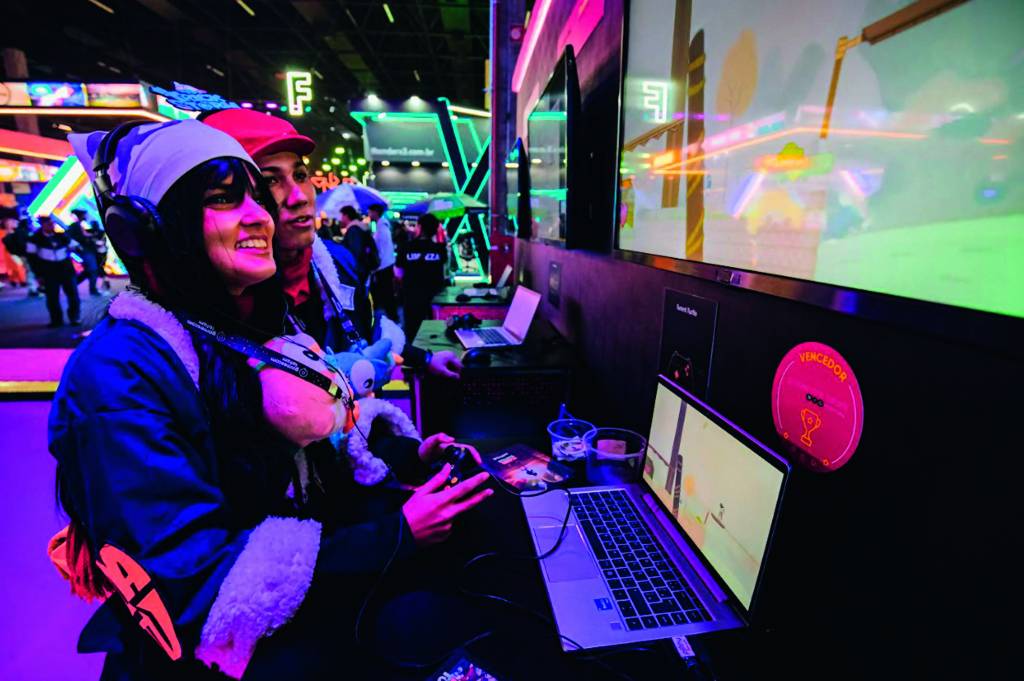 gamescom latam 24 (1).png Duas moças jogando em computador