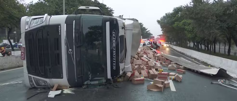 Caminhão de leite tomba na Marginal Tietê e interdita pista expressa por três horas