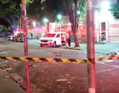 Carros de polícia e rua interditada