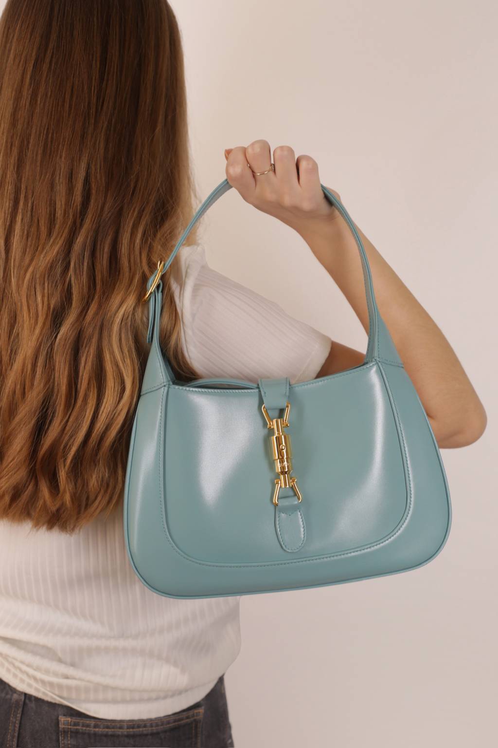 Leilão beneficente anuncia bolsas de luxo second hand