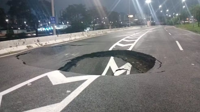 Após um mês, cratera reabre no mesmo local na Marginal Tietê e interdita via