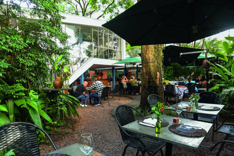 Café Artigas: restaurante ocupa maior parte do jardim da construção antiga
