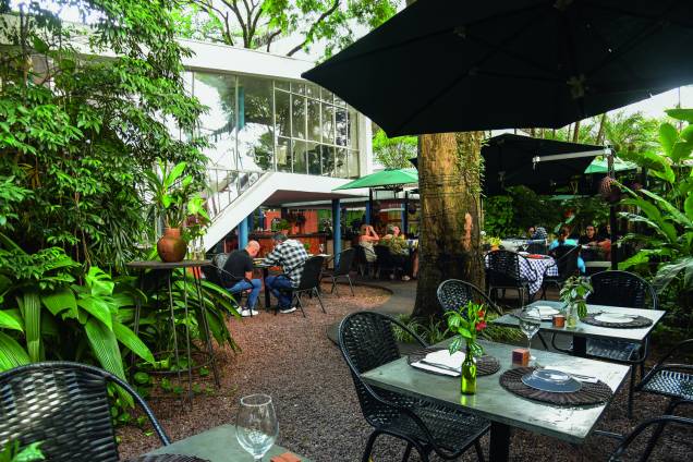 Café Artigas: restaurante ocupa maior parte do jardim da construção antiga Café Artigas: restaurante ocupa maior parte do jardim da construção antiga