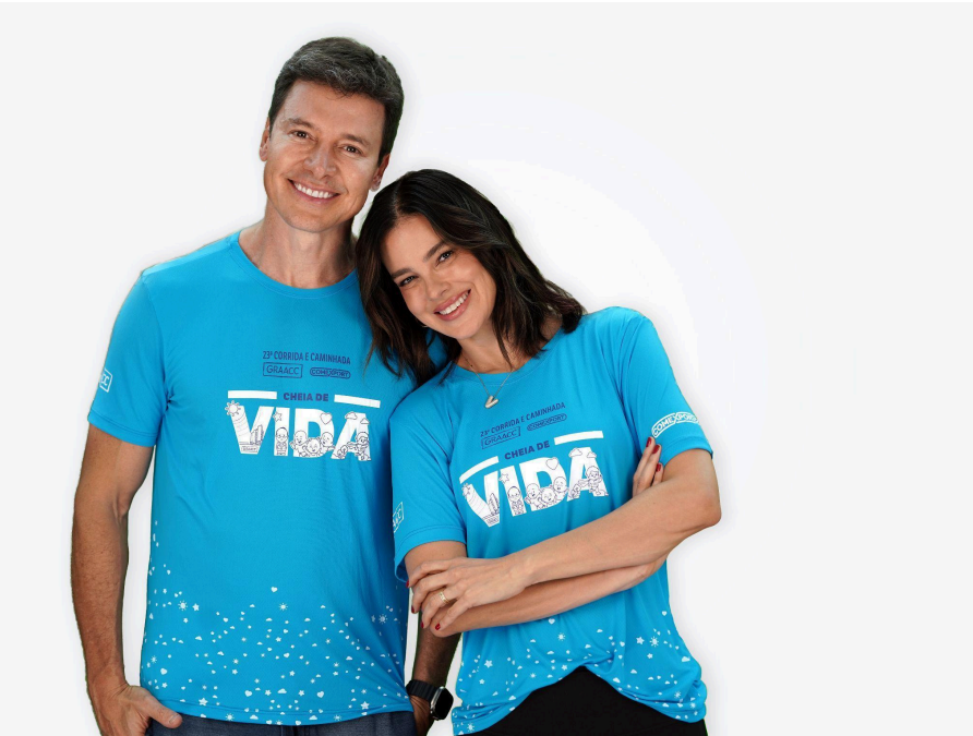 Rodrigo Faro e Vera Viel abraçados, com Rodrigo ao lado dela segurando a cintura