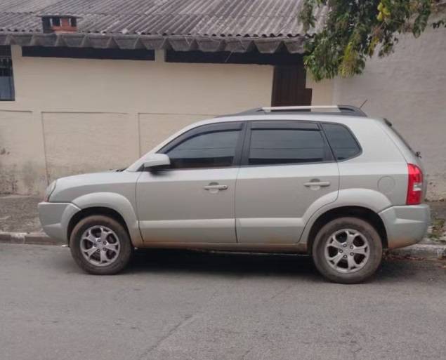 Mulher que aparece em vídeo abandonando carro de professora é presa