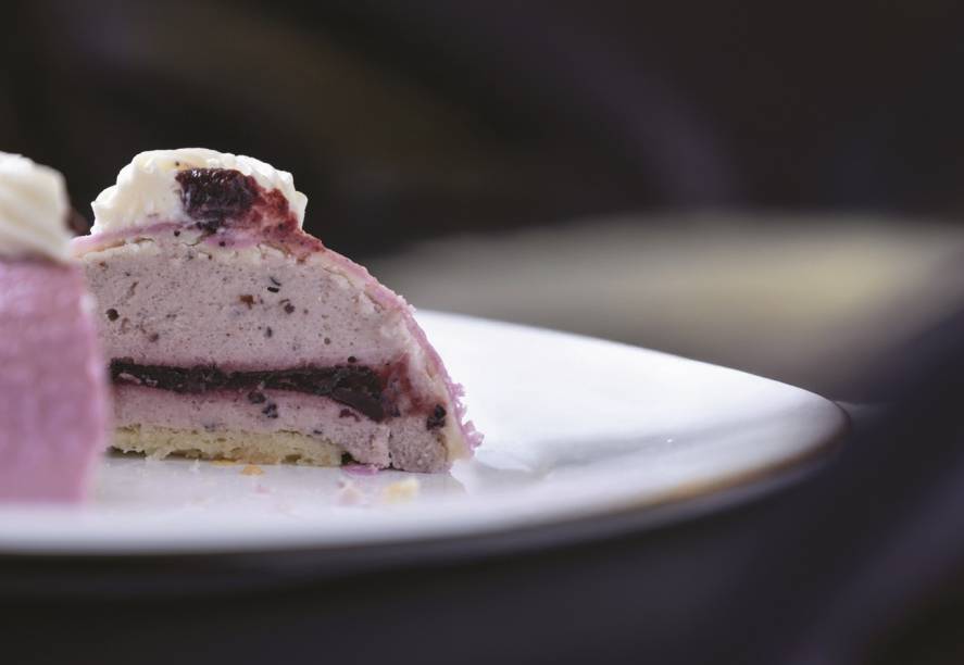 Matheus Rosa Confeitaria Brasileira: entremet de jabuticaba Matheus Rosa Confeitaria Brasileira: entremet de jabuticaba