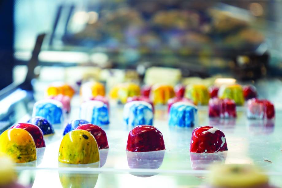 Matheus Rosa Confeitaria Brasileira: vitrine com bombons artesanais