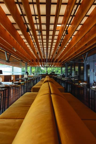 Fitó Pina Contemporânea: salão com estofados revestidos de lona amarela Fitó Pina Contemporânea: salão com estofados revestidos de lona amarela