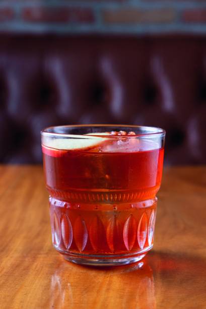 Negroni de caju: o drinque passa por uma infusão de quinze dias