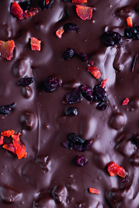 barras de chocolates frutas vermelhas _ Hagi Torrones e Chocolates Chocolate com pedaços de frutas espalhados
