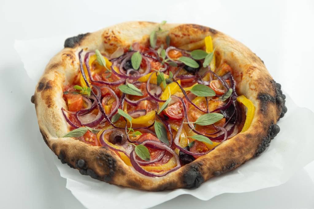 Rato Rosa é pizzaria vegetariana com ambiente informal na República