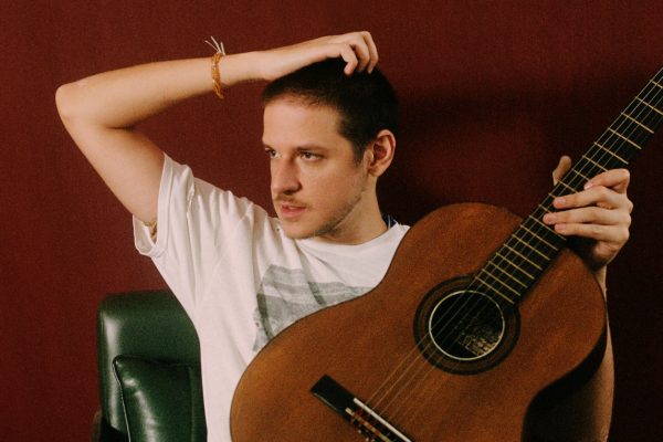 Rubel reencontra o violão em novo disco com letras “radicalmente honestas”