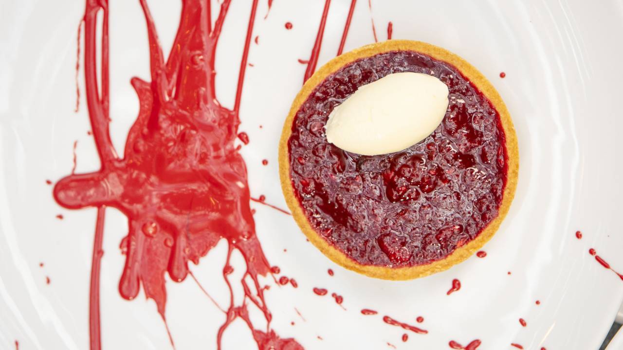 Torta vista de cima com cobertura de framboesa