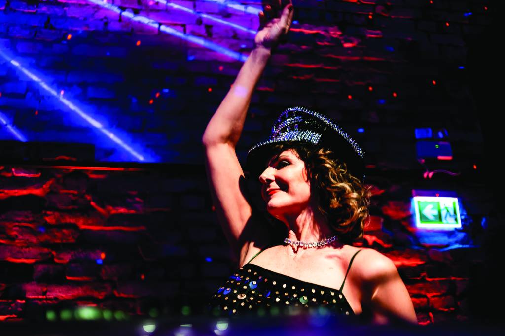 Festas que terminam à meia-noite fazem sucesso entre público na casa dos 60 anos