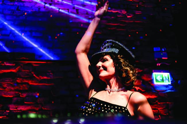 Festas que terminam à meia-noite fazem sucesso entre público na casa dos 60 anos