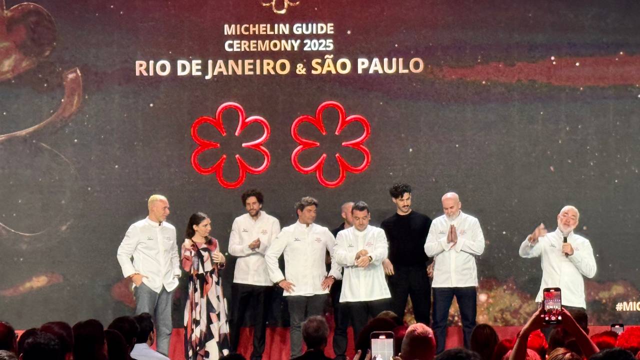 Palco da premiação do guia Michelin com vários chefs representantes de restaurantes 2 estrelas