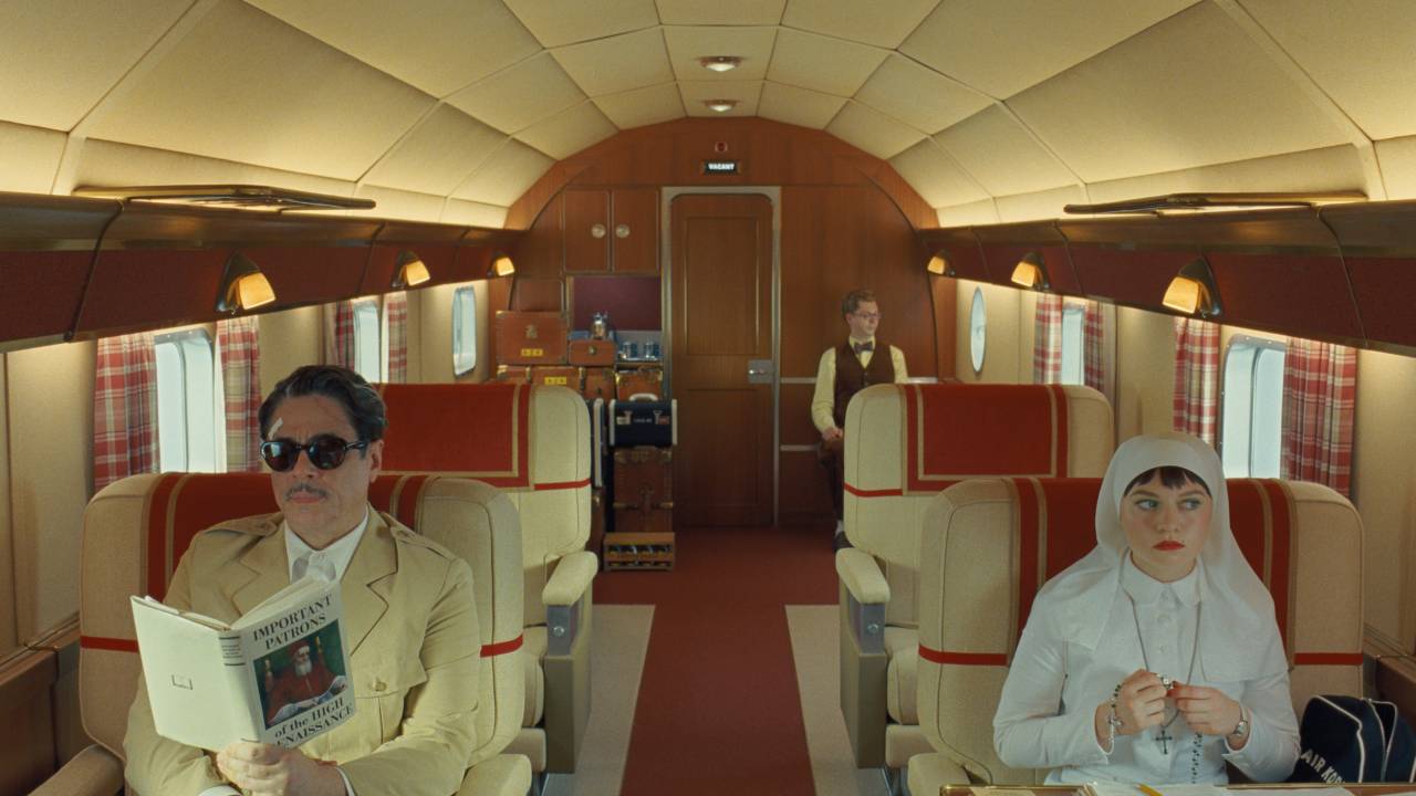 Cena de 'O Esquema Fenício': Benicio Del Toro, Michael Cera e Mia Threapleton no elenco