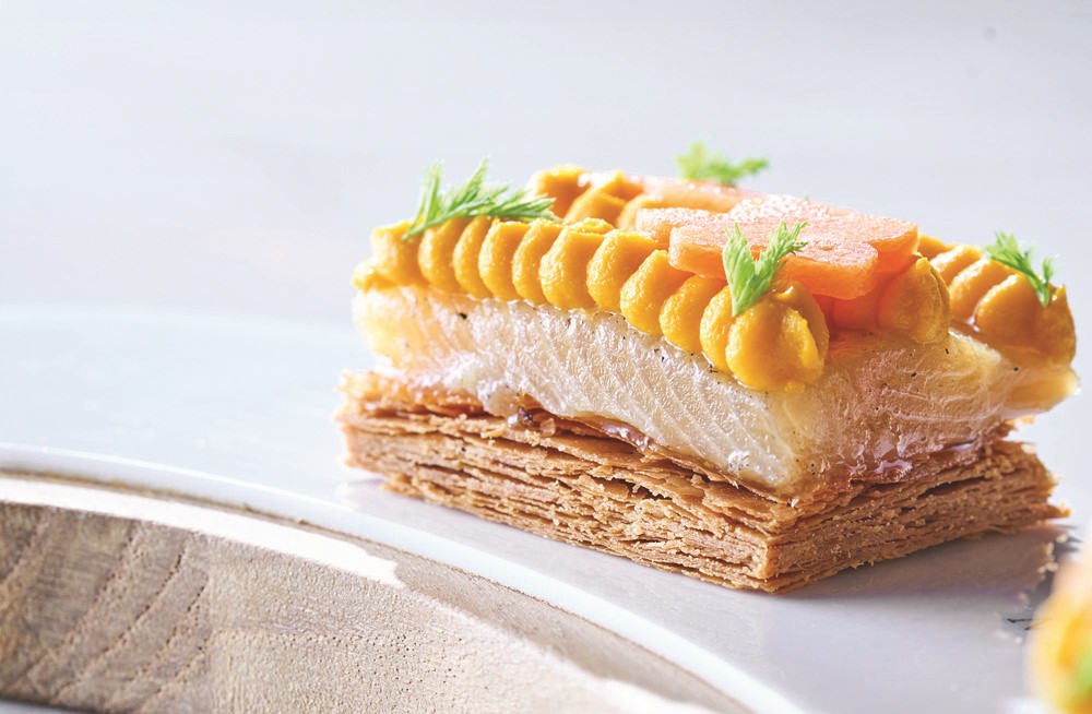 Massa folhada, peixe e creme de cenoura em cima