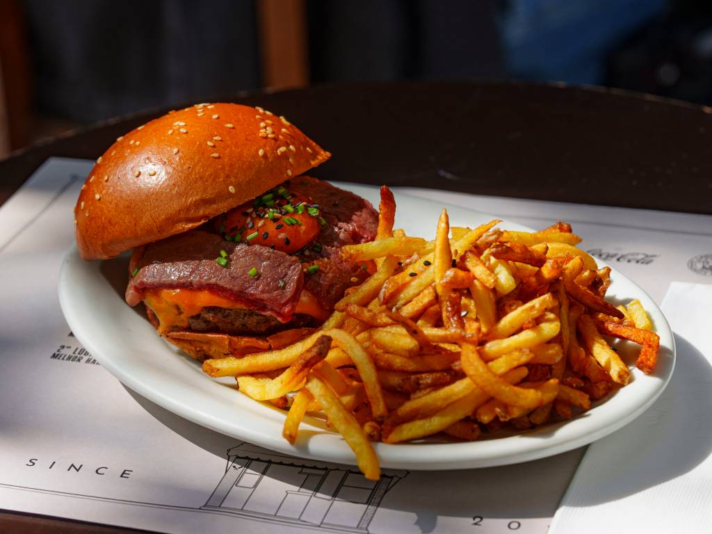Holy Burger Hambúrguer com batata frita em prato branco