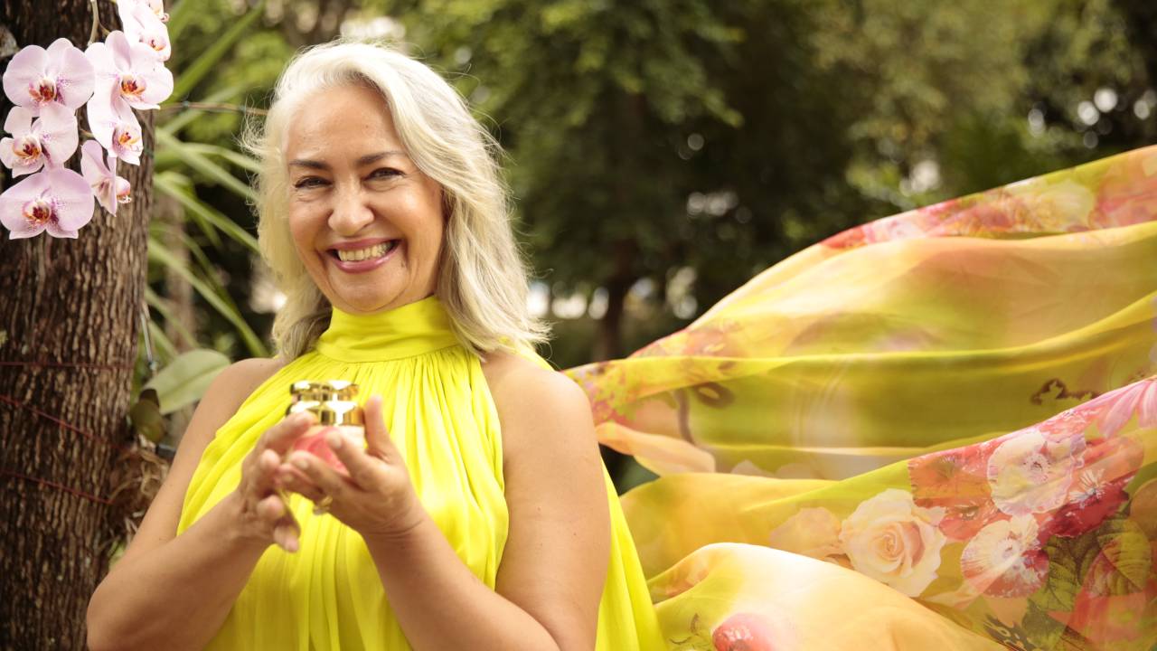 Roseli Siqueira sorri com peça amarela esvoaçante