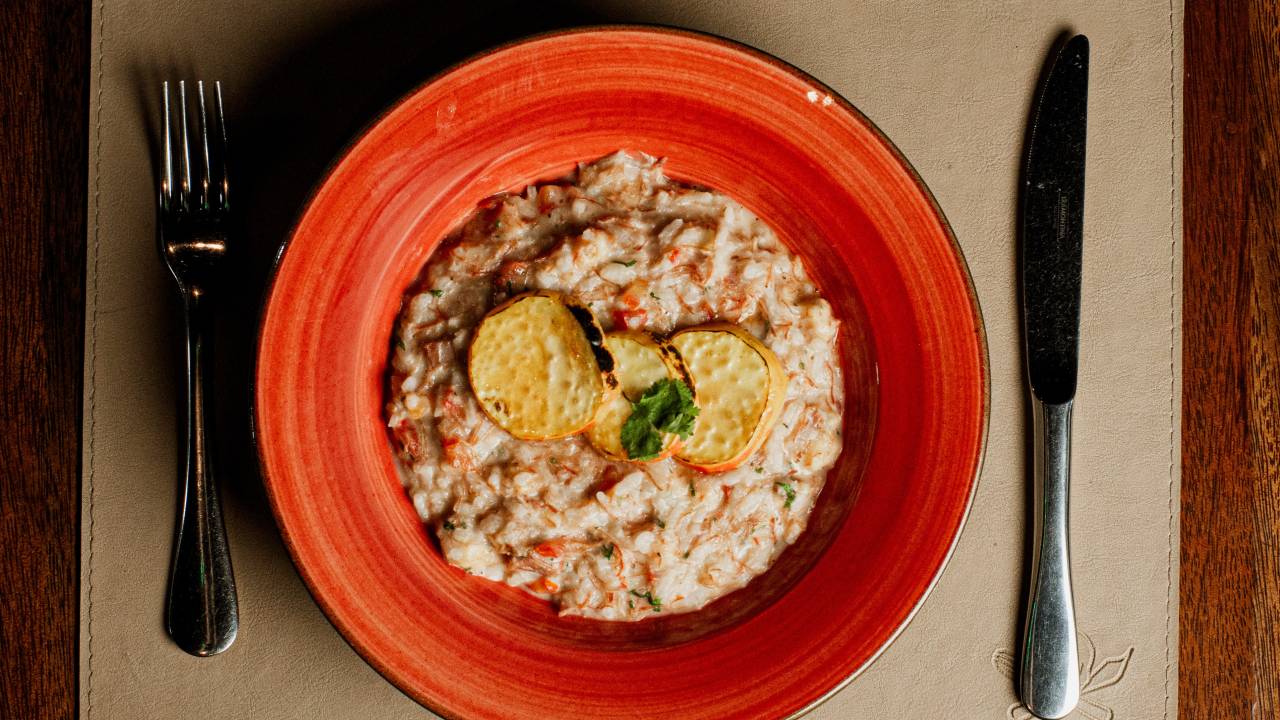 Prato com risoto com talheres ao lado