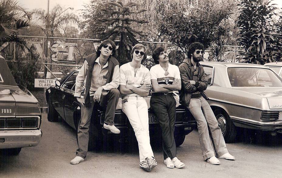 O grupo TVDO na TV Bandeirantes, em 1980: o quarteto, que trabalhava no programa Mocidade Independente, posa com o carro do diretor Walter Clark (1936-1997)