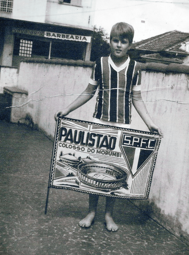 O são-paulino Tadeu com cerca de 11 anos, entre 1967 e 1968: fotografia tirada em frente à sua antiga casa, na Rua Álvaro Anes, em Pinheiros O são-paulino Tadeu com cerca de 11 anos, entre 1967 e 1968: fotografia tirada em frente à sua antiga casa, na Rua Álvaro Anes, em Pinheiros