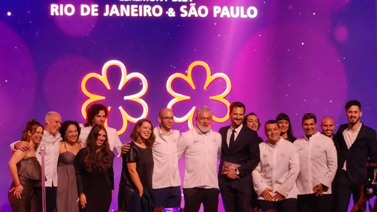 Pessoas em cima do palco sorrindo