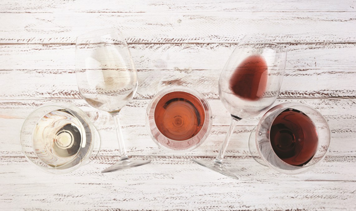 Taças de vinhos com vinho e algumas vazias