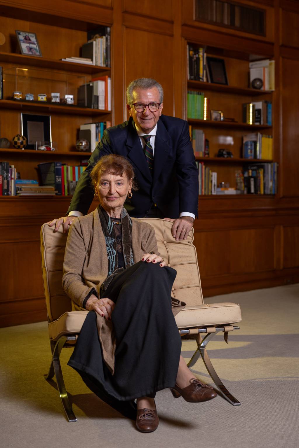 Aurora Bernardini e Andrea Matarazzo Crédito Arquivo Pessoal (1) Aurora Bernardini e Andrea Matarazzo, ela sentada em poltrona clara, ele atrás de pé, ambos numa biblioteca com paredes de madeira