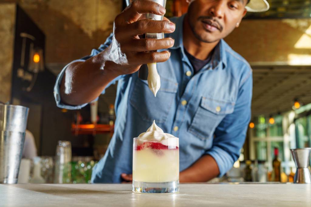 Conheça o banzeiro, drinque de cachaça que se espalhou pelos bares