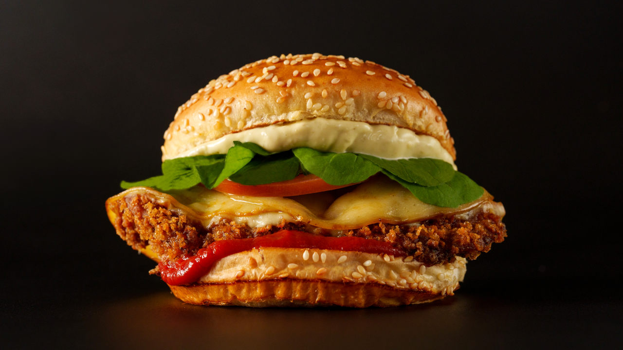 Lanche montado com fundo preto