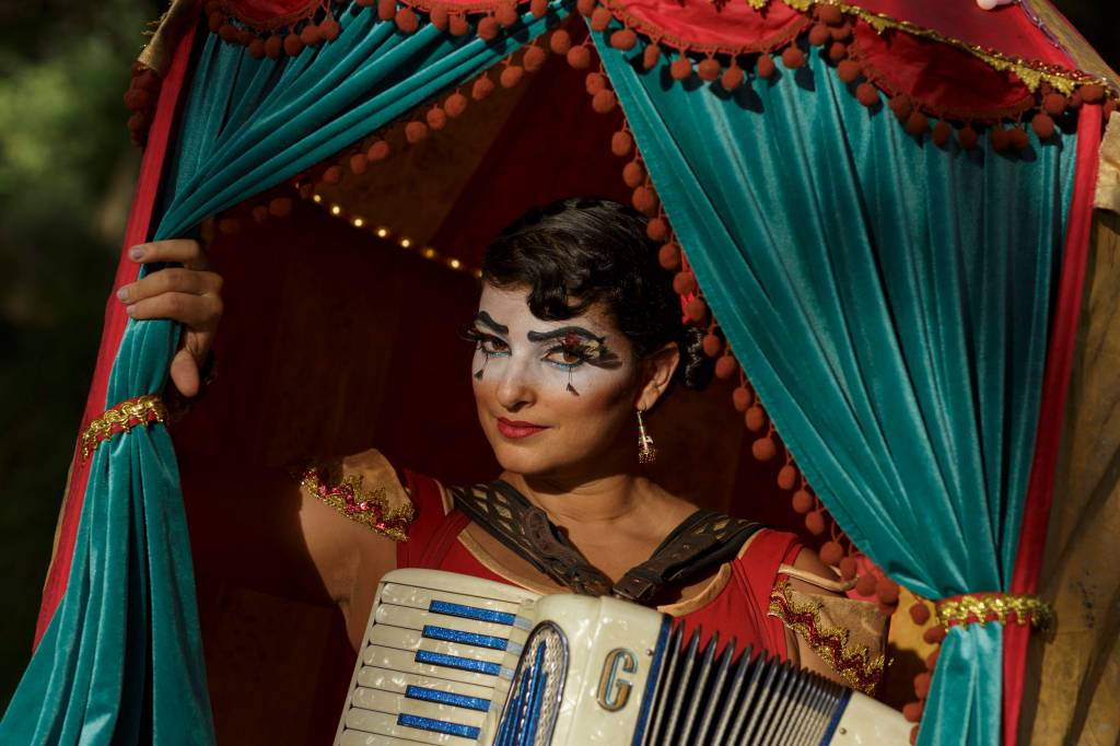 A Sanfonástica Mulher-Lona transforma rua em picadeiro