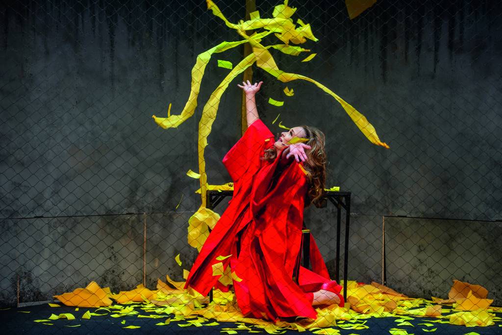 Gabriela Duarte brilha em solo feminista ‘O Papel de Parede Amarelo e Eu’