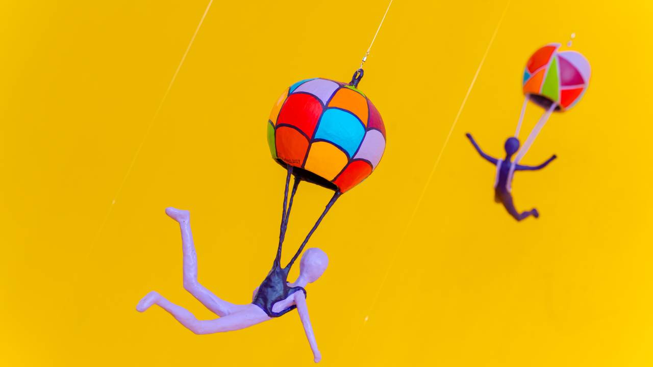 Homenzinhos de para-quedas de papel machê