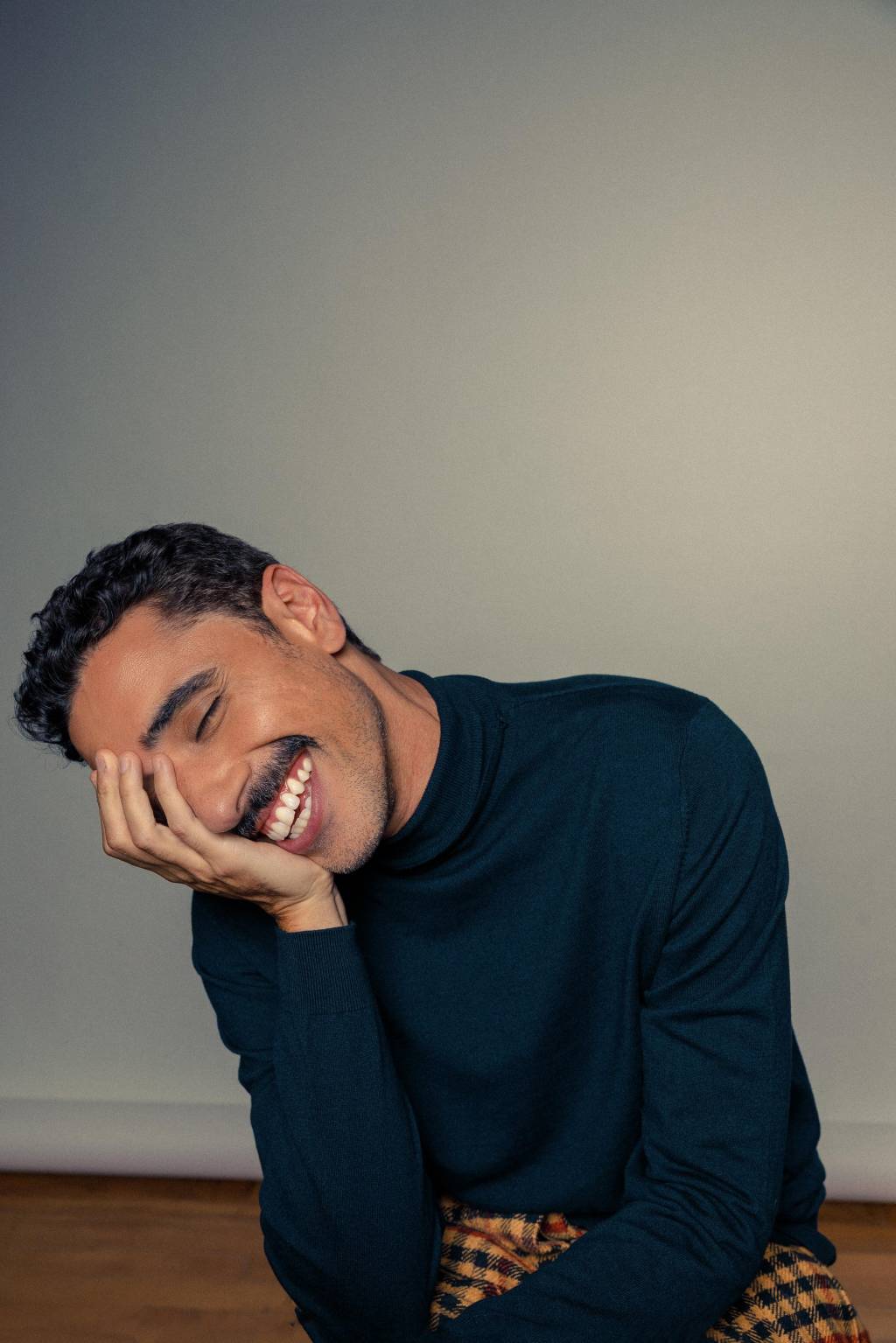 Felipe Haiut contracena com Bruno Fagundes em gravações na Alemanha