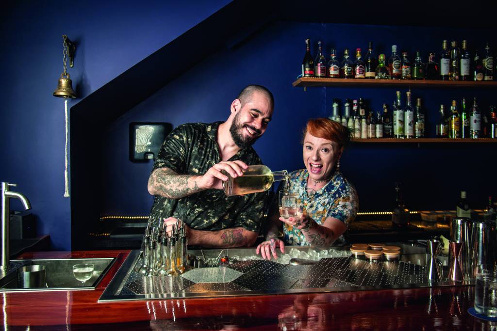 Eles dividem o balcão, os boletos e a vida